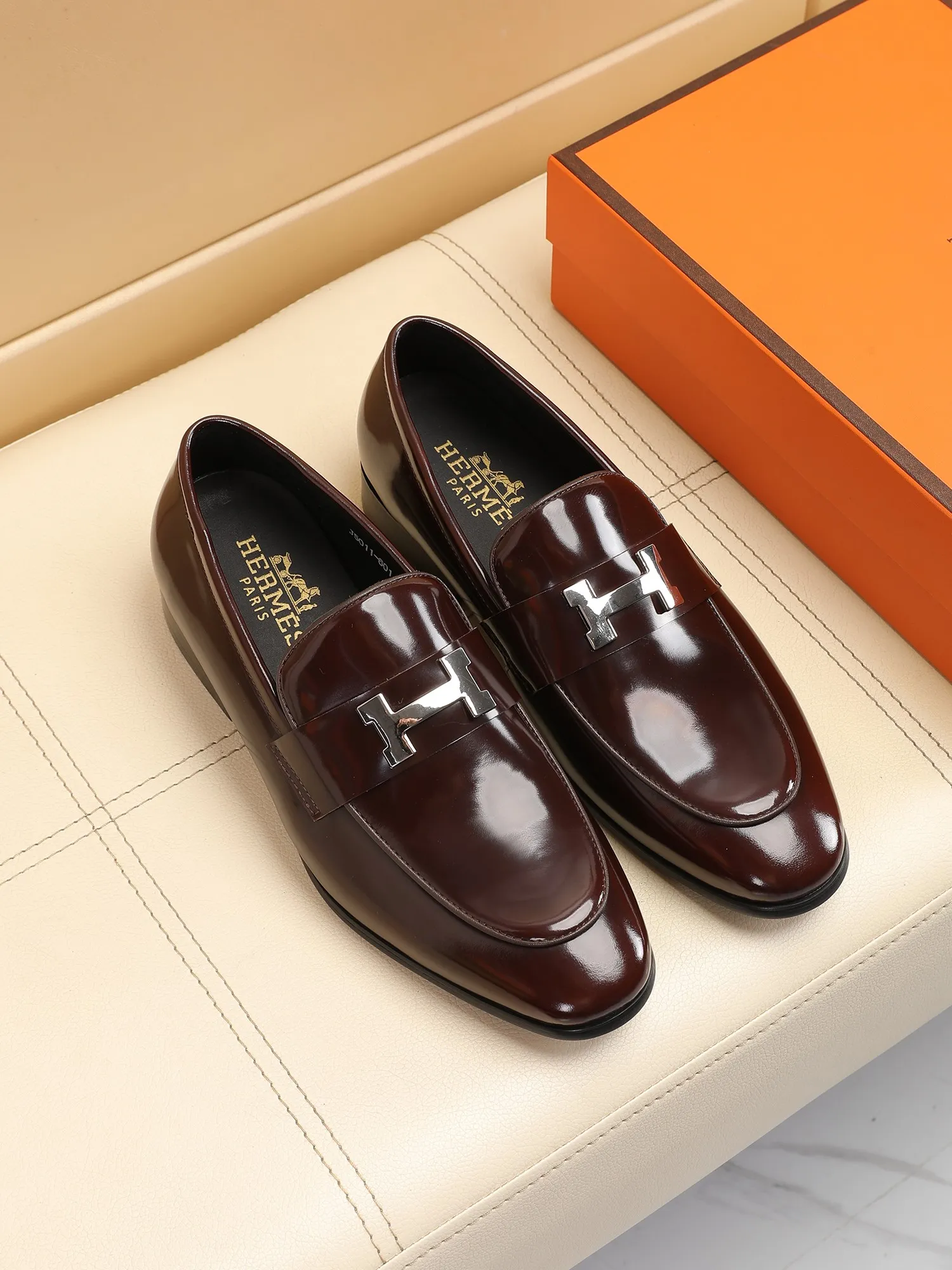 Factory price 460💶[HERMES] (cowhide lining)🍀Italian top luxury🍀He does not pursue novel styles and gorgeous colors, but attracts the favor of successful men with his flawless, elegant and classic style! This very, very comfortable, simple and stable style makes it easy to match any style! The pattern is absolutely 1:1 refined from the original case, and we strive for excellence in materials, imported cowhide + cowhide lining💪💪💪extraordinary texture👍! .Code number: 39 to 44 (38.4546 customized)